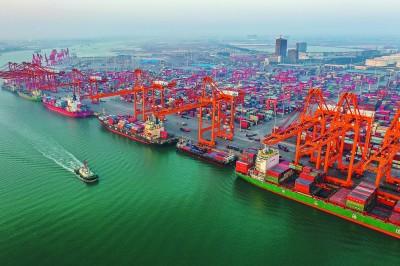 光明日报 正文  一月十四日,广西钦州港集装箱装卸一派繁忙.