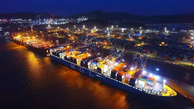 "商船三井成就"集装箱船昨天下午在大榭港区完成装卸,已于今天上午离