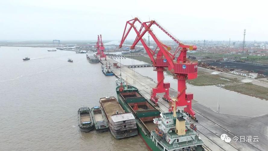 2017年11月30日,江苏省灌云县燕尾港港口码头,货轮正在装卸货物.