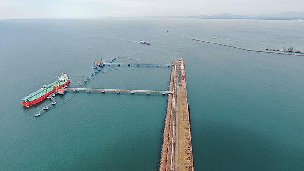 山东省青岛市,鸟瞰40万吨级矿石码头雄伟壮观,远洋巨轮靠泊港区装卸