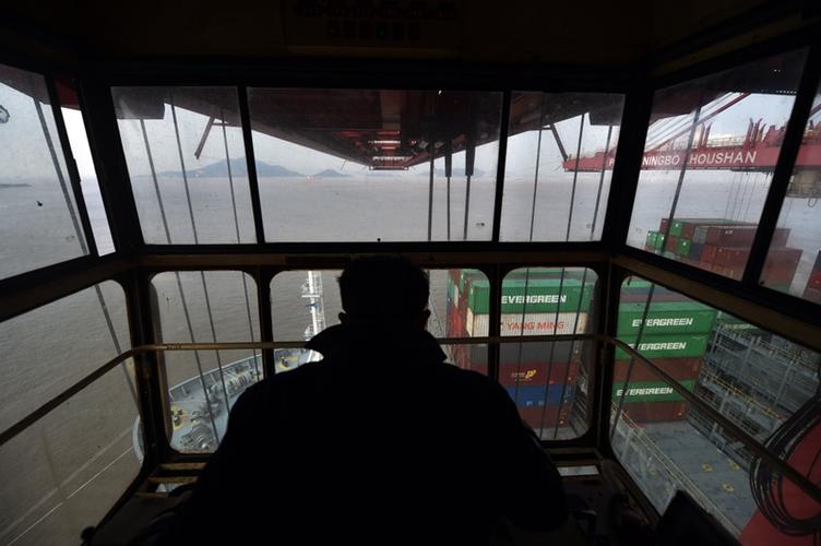 宁波舟山港穿山港区集装箱码头的一位桥吊司机在装卸集装箱(2月16日摄