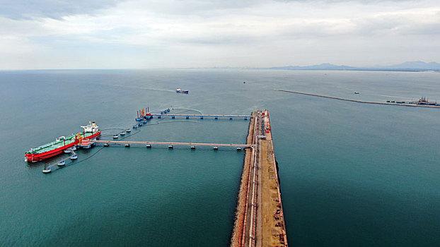 山东省青岛市,鸟瞰40万吨级矿石码头雄伟壮观,远洋巨轮靠泊港区装卸