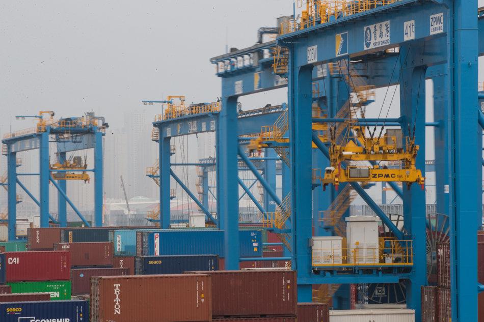 在青岛港前湾港区南岸,一座高效装卸作业的自动化码头里一排忙碌的