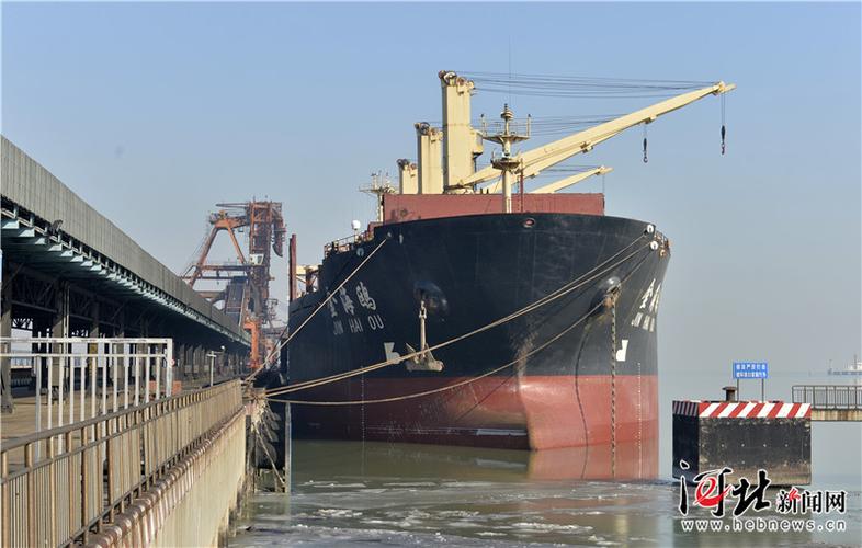 1月30日,"金海鸥"号货轮正在黄骅港煤炭港区进行装卸作业.