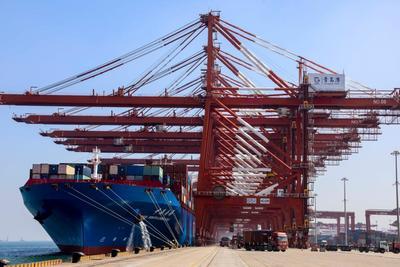 港前湾港区外贸集装箱码头船来船往,集装箱船在码头泊位上装卸货物